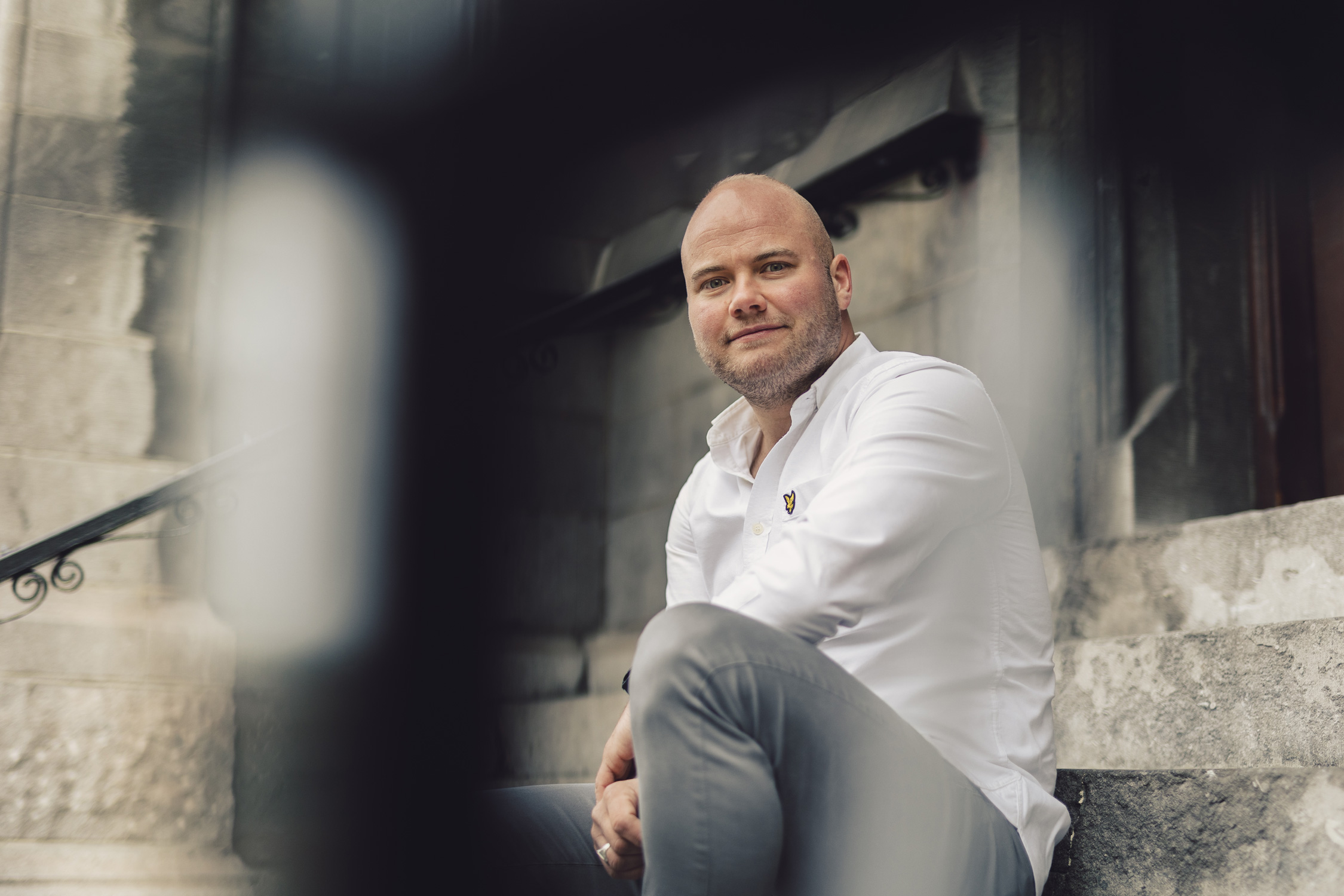 Foto van Micha zittend op een trap