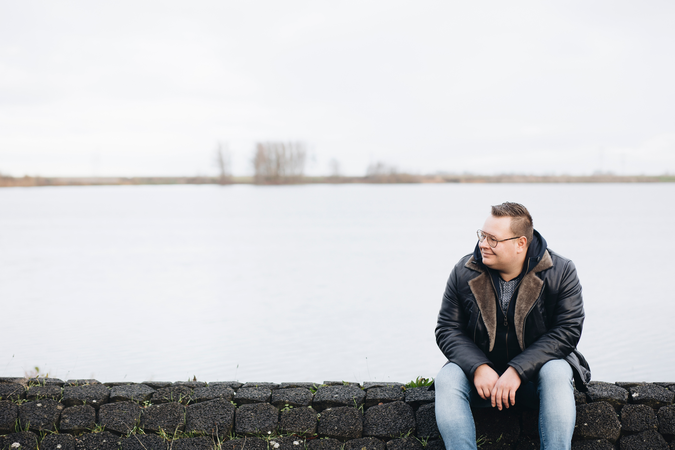 Foto Jeroen Idzenga zittend op een muurtje aan de waterkant